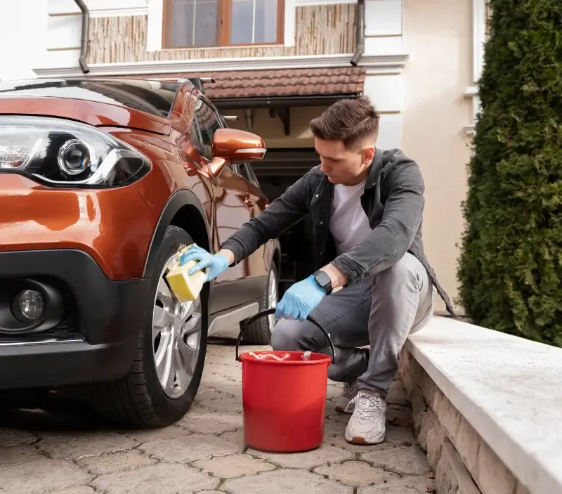 Lavage auto à domicile Saint-Élix-d'Astarac : professionnel intervenant sur un véhicule